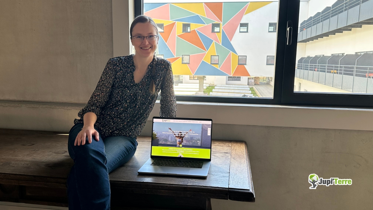 Élodie, cofondatrice de Jupi'Terre et ancienne praticienne, accompagnant les praticiens dans l'organisation de leur activité
