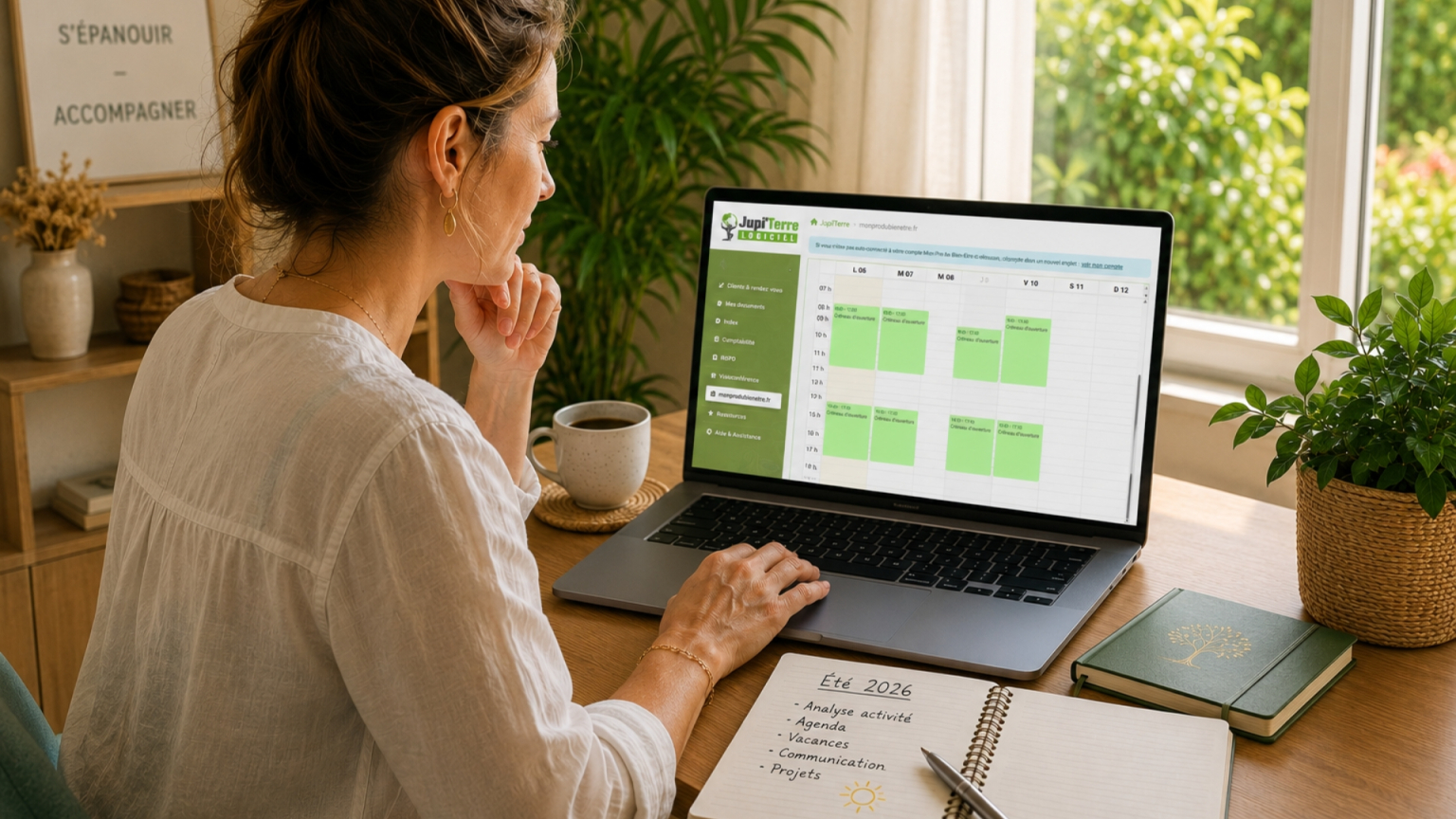 Praticienne analysant son agenda avant d'organiser son activité estivale.