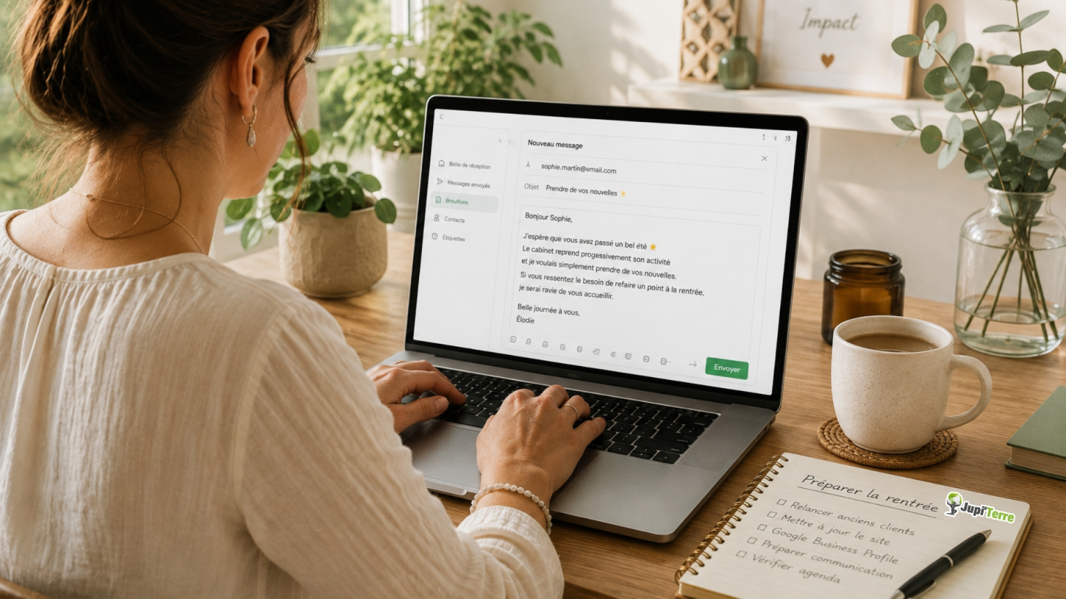 Praticienne reprenant contact avec d'anciens clients avant la rentrée.