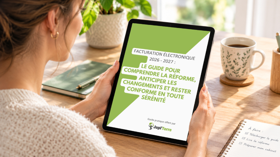 Femme consultant sur une tablette le guide numérique gratuit Jupi’Terre sur la facturation électronique 2026-2027.